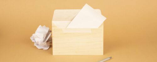 Prise de contact avec l'enveloppe en bois personnalisable
