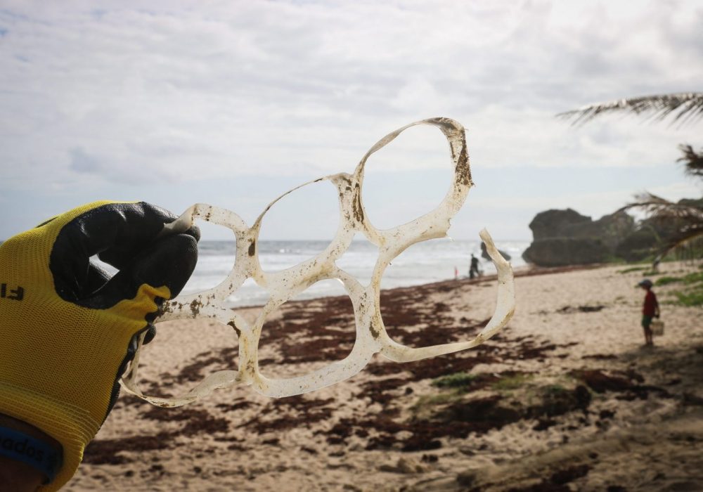 Plastique sur les plages et dans les océans